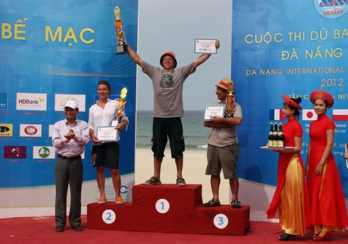 La France gagne la compétition internationale de paramoteur de Dà Nang